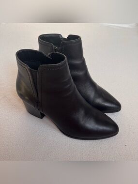 Aldo Black Leather Pointed Toe Zip-Up Ankle Booties